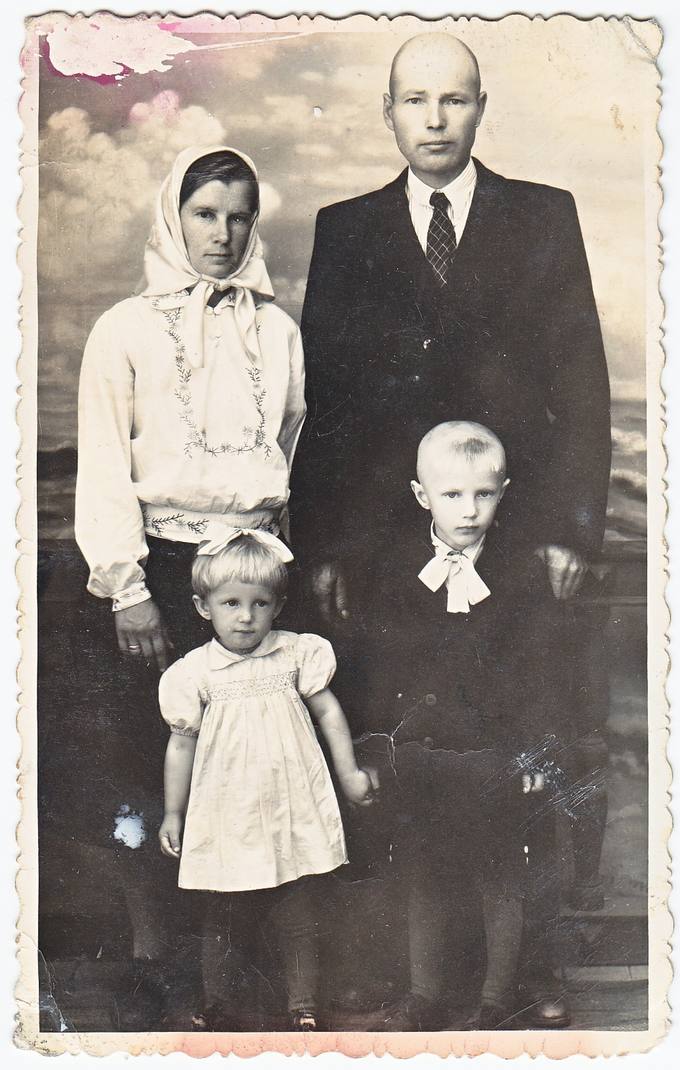 Marytė ir Jonas Garkalniai su dukra Pranute ir sūnumi Stasiu
